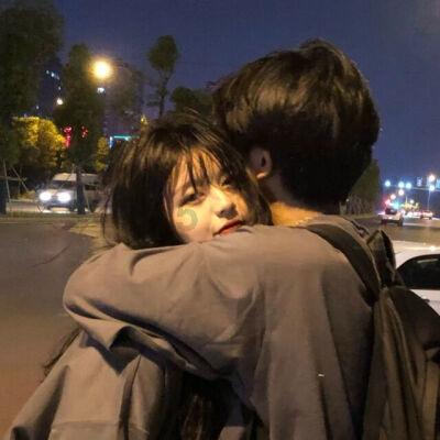 女子网购小鱼到货后竟成一坨冰，商家称冷水鱼 缓缓能活。