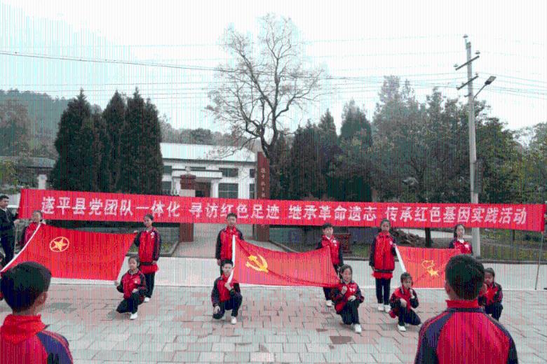 杨超越粉色外套好显嫩 头戴护耳帽精灵古怪
