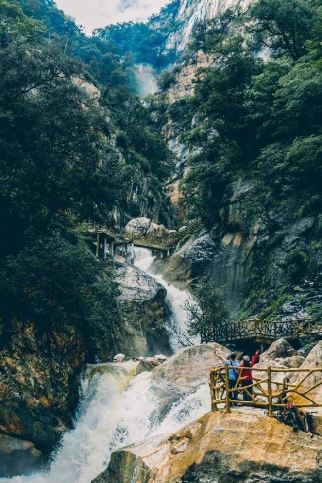 有惊无险！滑雪时遭后方“小土豆”穿裆过人，男子一下子懵了
